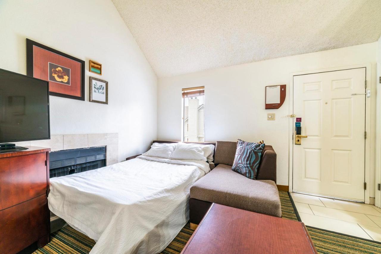 Metro Loft Sleeps 6 *